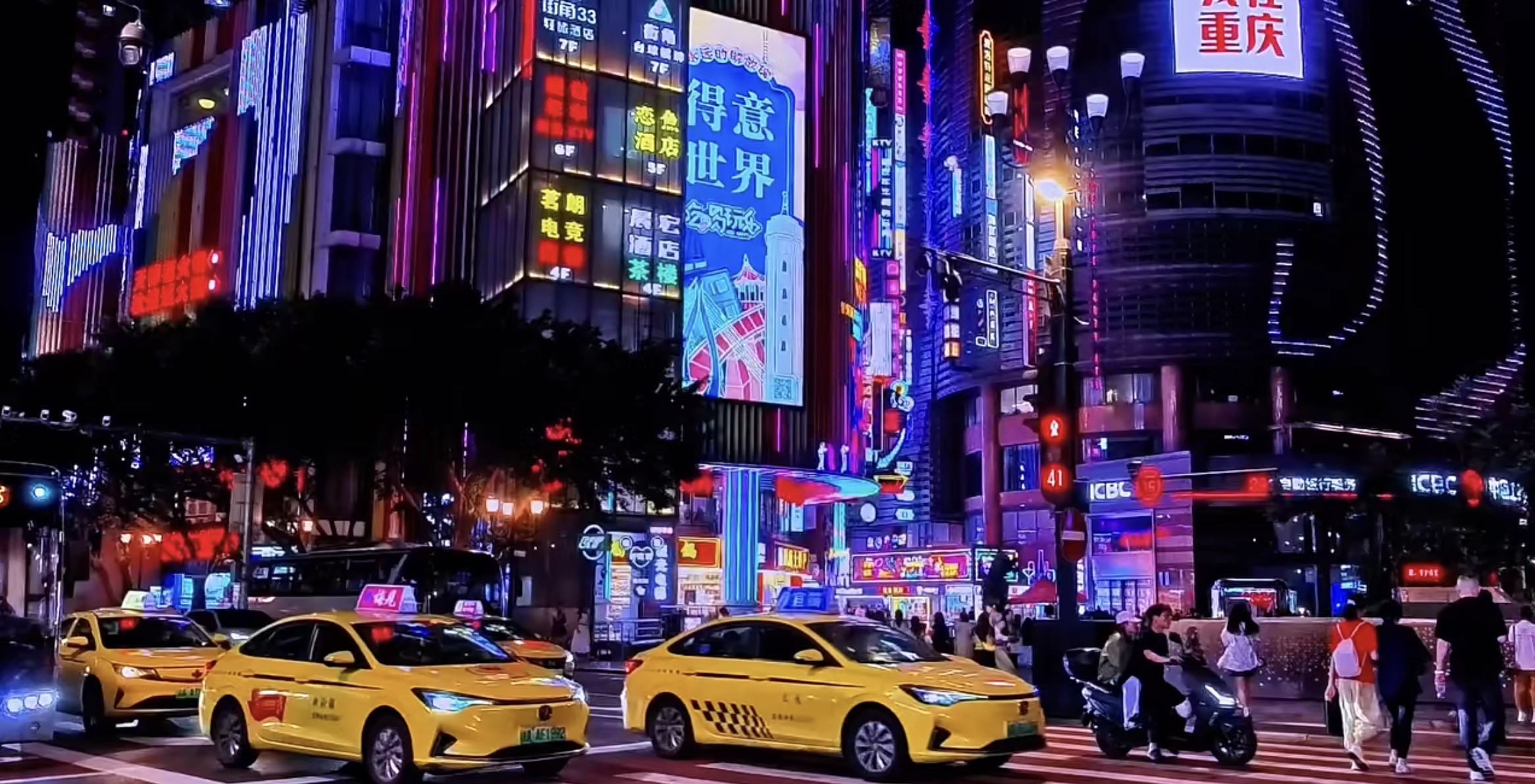 重庆得意世界霓虹街景与黄色出租车